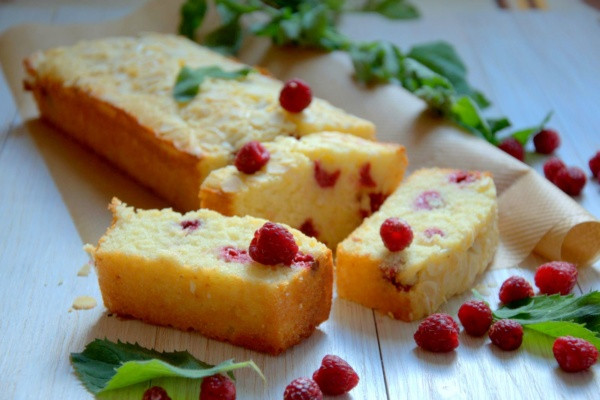 Манник на кефире — 9 рецептов очень вкусного и воздушного манного пирога