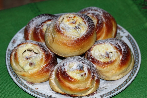 Булочки с творогом из дрожжевого теста — 8 рецептов булочек в духовке