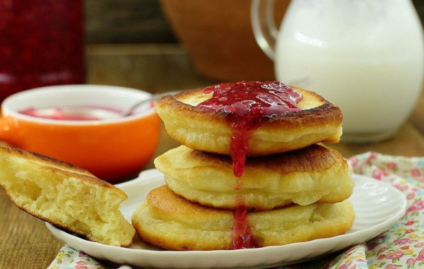 Пышные оладьи на кефире — лучшие рецепты вкусных оладушек