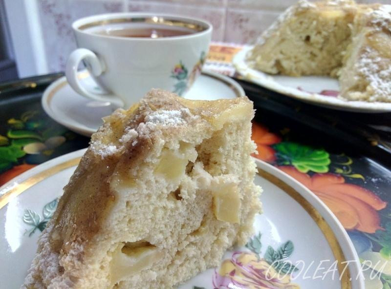 Шарлотка в микроволновке с яблоками на скорую руку