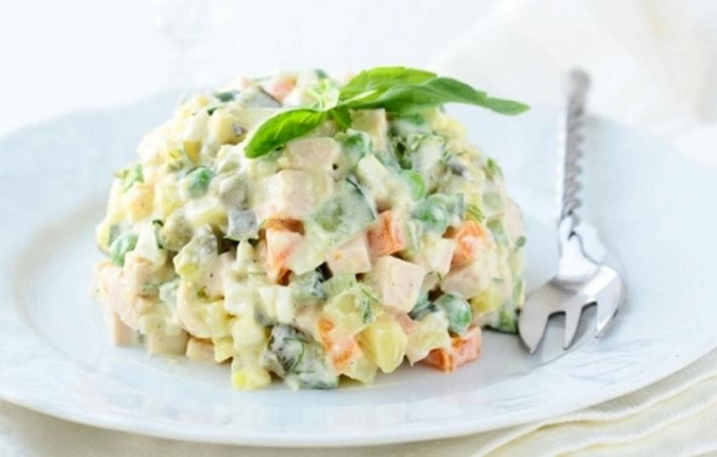 Салат оливье с курицей — простые классические рецепты
