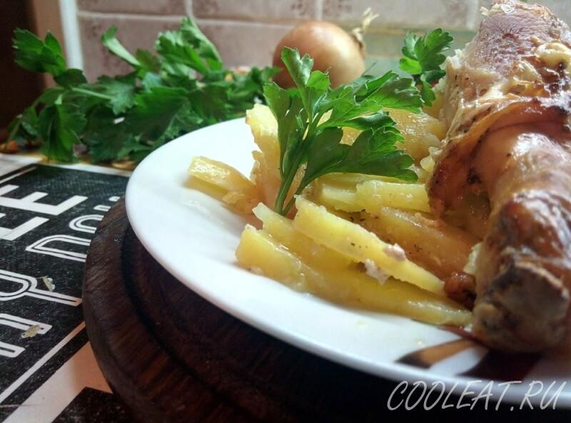 Как вкусно приготовить куриные голени с картошкой в духовке