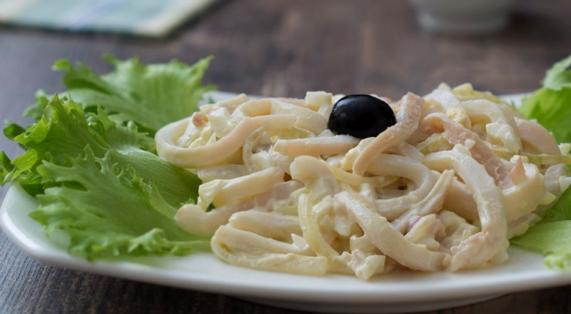 Салат с кальмарами — 7 самых вкусных и простых рецептов приготовления