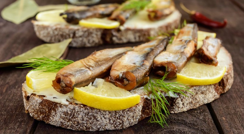 Бутерброды со шпротами на праздничный стол — простые и вкусные рецепты