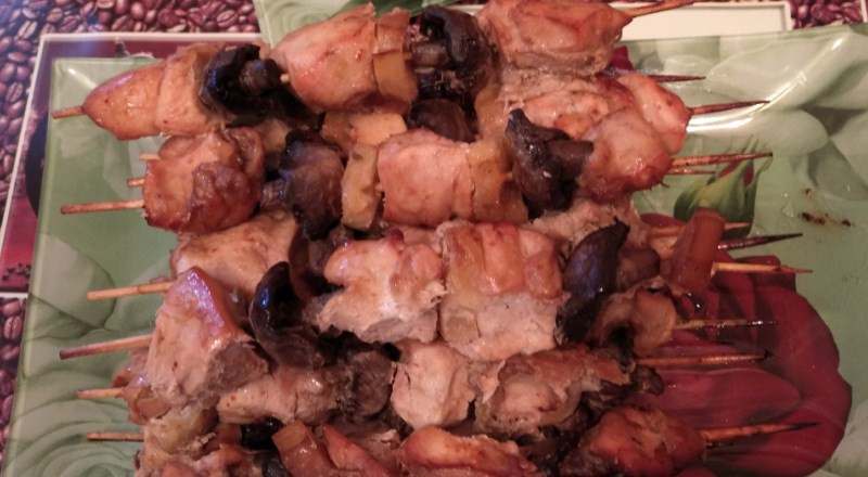 Куриный шашлык с ананасом на шпажках в духовке