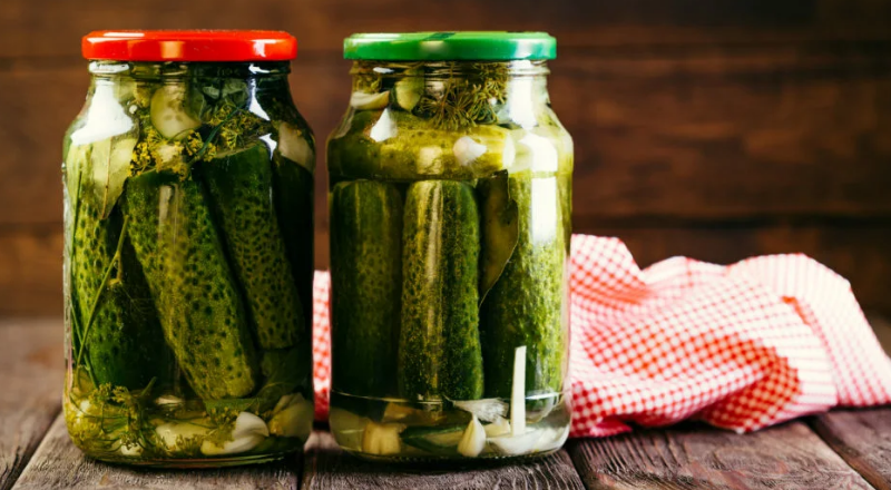 Хрустящие соленые огурцы на зиму в банках — 8 рецептов