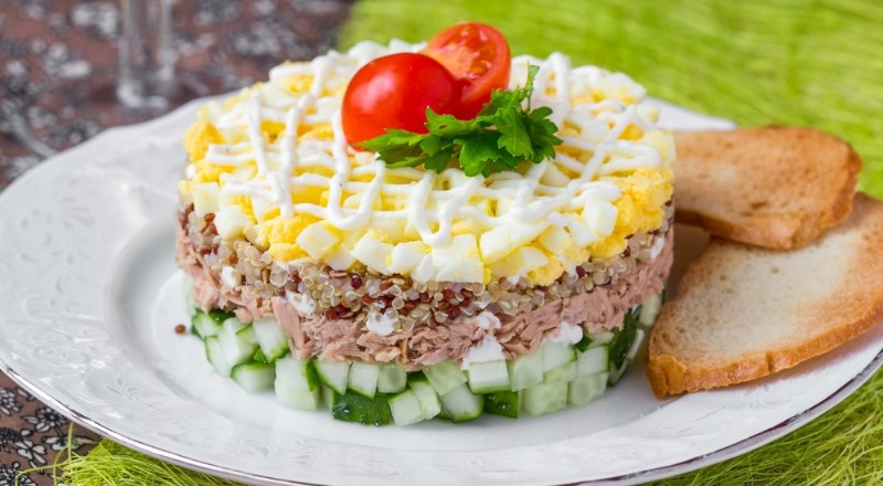 Салат с консервированным тунцом — 8 классических рецептов